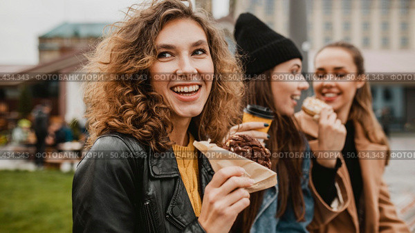 group friends enjoying sweets together. Стоковое фото, агентство Ingram Publishing / Фотобанк Лори