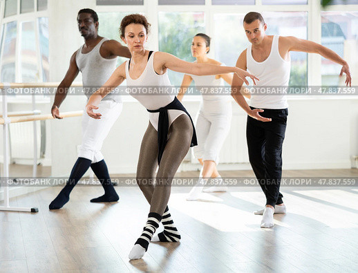 Group of dancers rehearsing ballet dance. Стоковое фото, фотограф Яков Филимонов / Фотобанк Лори
