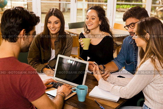 Group of friends studying together for finals. Стоковое фото, агентство Ingram Publishing / Фотобанк Лори