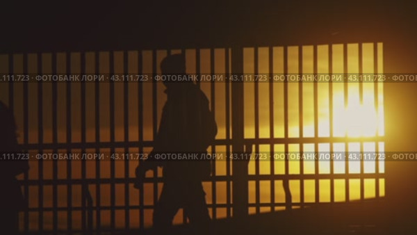 Group of people - silhouette - walking to ferry - transportation. Стоковое видео, видеограф Константин Шишкин / Фотобанк Лори
