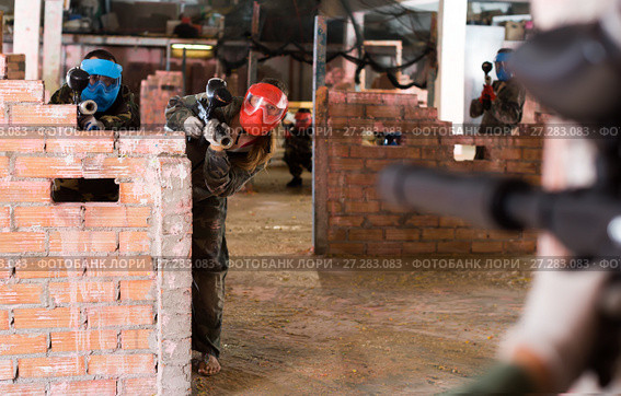Group of players are targeting in enemy behind barricades. Стоковое фото, фотограф Яков Филимонов / Фотобанк Лори