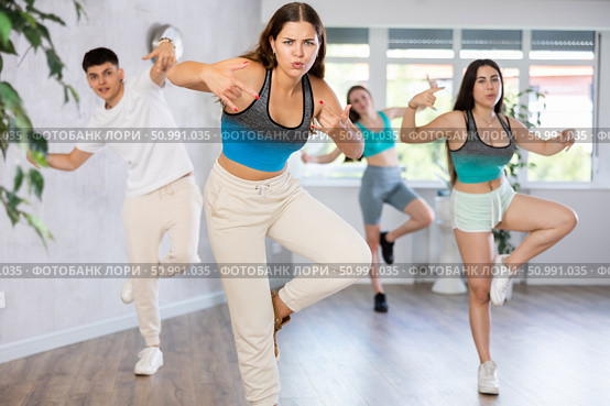 Group of teenagers dancing modern dance in ballroom. Стоковое фото, фотограф Яков Филимонов / Фотобанк Лори