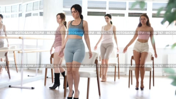 Group of women in high heels rehearsing dance while leaning on chair in dance studio. Стоковое видео, видеограф Яков Филимонов / Фотобанк Лори
