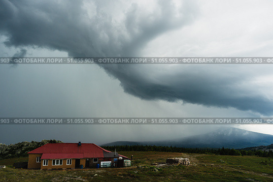 Грозовая туча над домом. Урал. Стоковое фото, фотограф Артур Ибрагимов / Фотобанк Лори