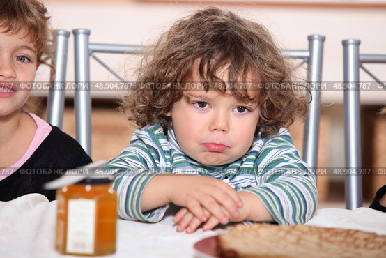 Grumpy toddler waiting to eat pancakes. Стоковое фото, агентство Ingram Publishing / Фотобанк Лори