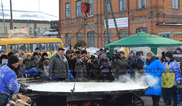 Группа репортеров у рекордного блина. Город Ялуторовск (2013 год). Редакционное фото, фотограф Анатолий Матвейчук / Фотобанк Лори