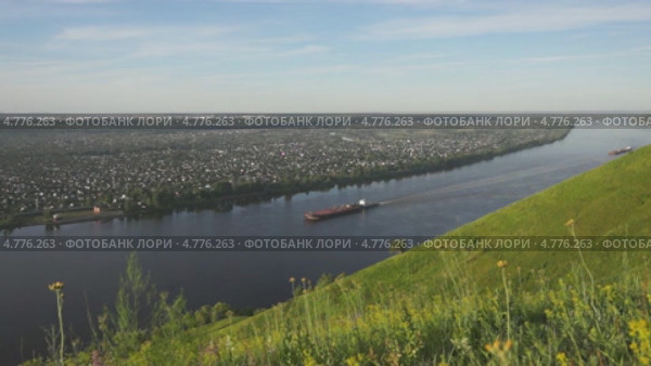 Грузовая баржа на Каме, Татарстан, Россия. Стоковое видео, видеограф Дмитрий Жуков / Фотобанк Лори