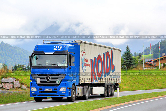 Грузовик Mercedes-Benz Actros в Альпах, Австрия (2014 год). Редакционное фото, фотограф Art Konovalov / Фотобанк Лори