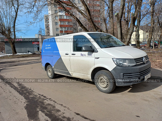 Грузовой автомобиль каршеринга "Яндекс. Драйв" Volkswagen Transporter. Байкальская улица. Район Гольяново. Город Москва. Россия (2023 год). Редакционное фото, фотограф lana1501 / Фотобанк Лори