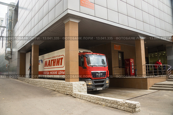 Грузовой автомобиль МАН на разрузке у торгового центра "Магнит" (2015 год). Редакционное фото, фотограф Светлана Кузнецова / Фотобанк Лори