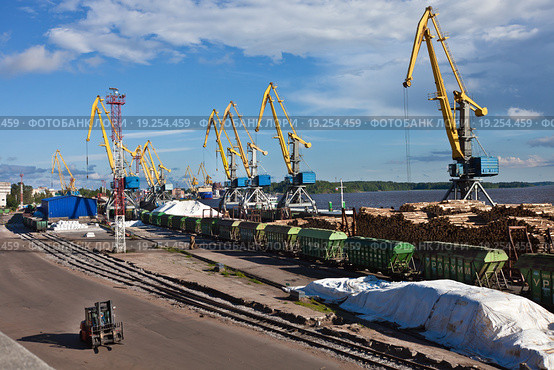 Грузовой порт. Выборг (2015 год). Редакционное фото, фотограф Victoria Demidova / Фотобанк Лори