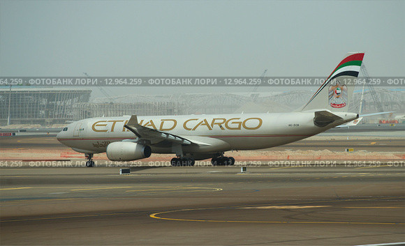 Грузовой самолет Airbus A330-243F (A6-DCB) компании Etihad Cargo на рулежной дорожке аэропорта Абу-Даби (2015 год). Редакционное фото, фотограф Виктор Карасев / Фотобанк Лори