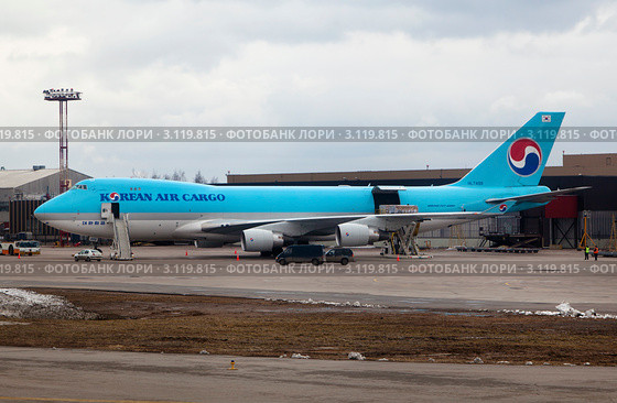 Грузовой самолет Boeing 747-4B5F/ER/SCD авиакомпании Korean Air Cargo на погрузке в аэропорту Шереметьево, Москва, Россия (2011 год). Редакционное фото, фотограф Николай Винокуров / Фотобанк Лори