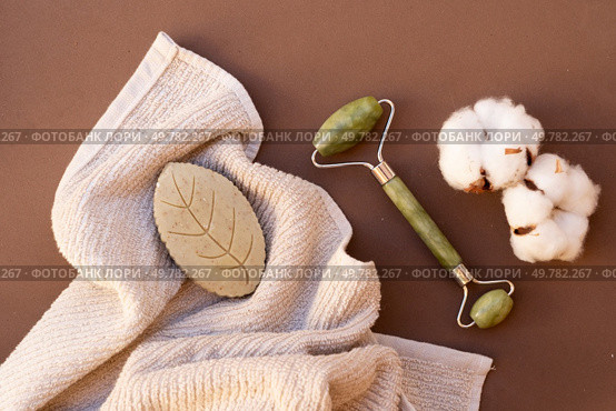 gua sha, face massage roller made of natural stone, cotton buds, home spa concept, color of the year 2025 mocha mousse. gua sha, face massage roller. Стоковое фото, агентство Ingram Publishing / Фотобанк Лори