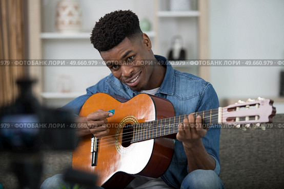 guitarist recording tutorial. Стоковое фото, агентство Ingram Publishing / Фотобанк Лори
