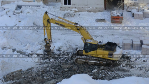 Гусеничный экскаватор Komatsu PC-400 работает на стройке (2012 год). Редакционное видео, видеограф Сергеев Валерий / Фотобанк Лори