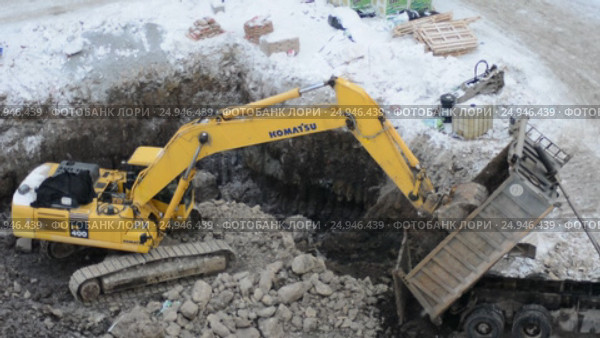 Гусеничный экскаватор Komatsu PC-400 работает на стройке (2012 год). Редакционное видео, видеограф Сергеев Валерий / Фотобанк Лори
