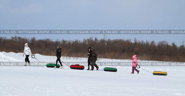 Гуськом на горку (2013 год). Редакционное фото, фотограф Анатолий Матвейчук / Фотобанк Лори