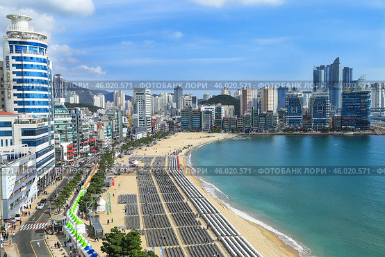 Gwangalli Beach in Busan, Korea. Пляж Кваналли в Пусане во время подготовки к фестивалю фейерверков (2019 год). Стоковое фото, фотограф Римма Тельнова / Фотобанк Лори