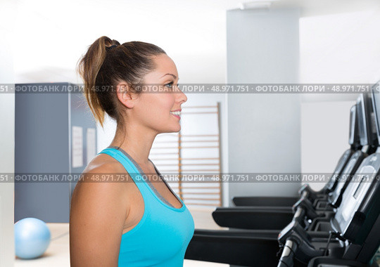 Gym treadmill women indoor exercise blue eyes girl smiling. Стоковое фото, агентство Ingram Publishing / Фотобанк Лори