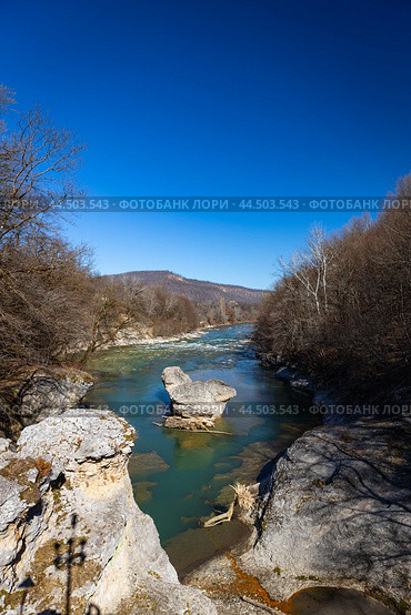 Хаджохская теснина в поселке Каменномостский (2024 год). Редакционное фото, фотограф Алексей Шматков / Фотобанк Лори