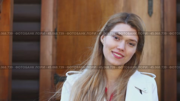 Hair Model. Young beautiful blond girl showing off her long lush hair. Стоковое видео, видеограф Андрей Аркуша / Фотобанк Лори