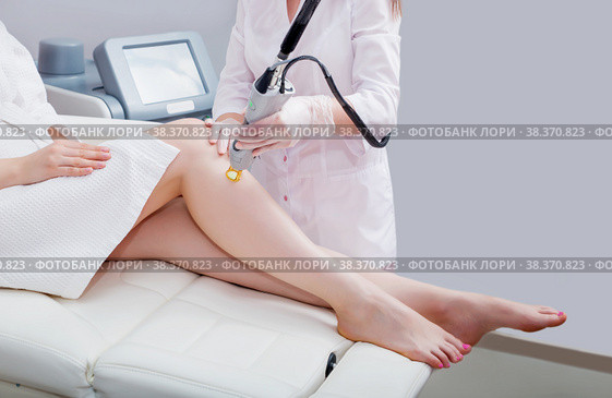 Hair removal cosmetology procedure from a therapist at cosmetic beauty spa clinic. Стоковое фото, фотограф Юлия Тарасова / Фотобанк Лори