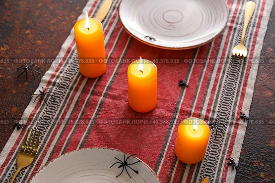 Halloween table setting with spiders and candles on grunge background. Стоковое фото, фотограф Pixel_shot / Фотобанк Лори