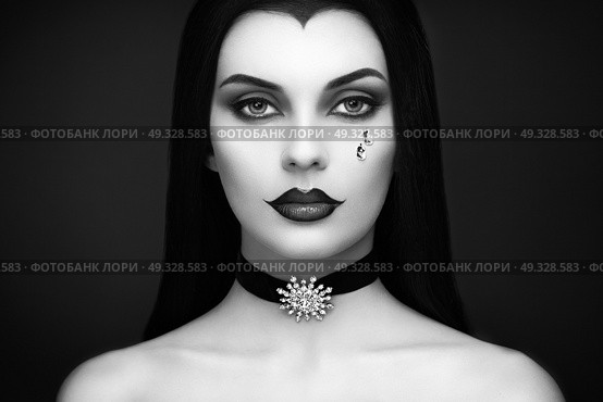 Halloween Vampire Woman portrait. Beautiful Glamour Fashion Sexy Vampire Lady with Long Dark Hair, Beauty Make Up and Costume. Стоковое фото, агентство Ingram Publishing / Фотобанк Лори