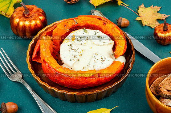 Halved orange pumpkin, baking. Pumpkin or squash baked with camembert.. Roasted pumpkins and autumn leaves. Стоковое фото, агентство Ingram Publishing / Фотобанк Лори