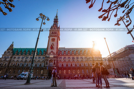 Hamburg, Germany - April 20, 2018: Famous town hall in Hamburg. Стоковое фото, фотограф Igor Tichonow / Фотобанк Лори