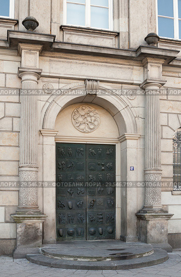 HAMBURG, GERMANY. Door of Museum of arts and crafts decorated with erotic figures (Museum fur Kunst und Gewerbe) (2018 год). Редакционное фото, фотограф Наталья Николаева / Фотобанк Лори