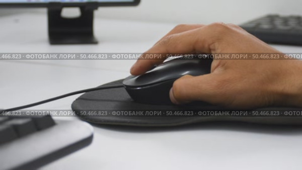 Hand Clicking Mouse, Using a Computer Mouse, Clicking with a Mouse, Mouse Click Action. Стоковое видео, видеограф ALEJANDRO PEREZ ALVARES / Фотобанк Лори