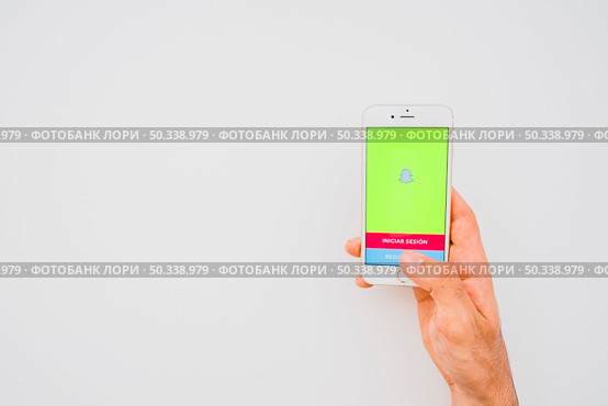 hand holding phone with snapchat copy space. Редакционное фото, агентство Ingram Publishing / Фотобанк Лори