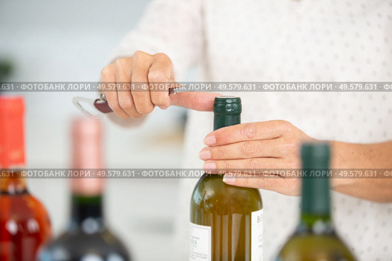 hand opening bottles of wine. Стоковое фото, агентство Ingram Publishing / Фотобанк Лори
