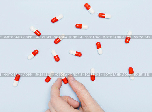 hand picking capsule top view. Стоковое фото, агентство Ingram Publishing / Фотобанк Лори