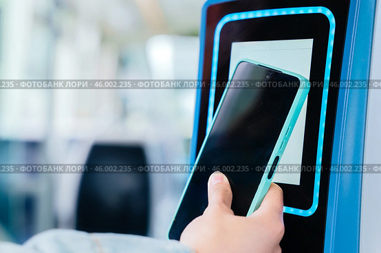 Hand Scanning Smartphone on Contactless Ticket Validator in Public Transport. Стоковое фото, фотограф Raquel Corcoles Mendez / Фотобанк Лори