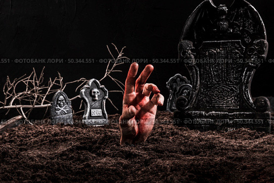 hand sticking out grave dark cemetery. Стоковое фото, агентство Ingram Publishing / Фотобанк Лори