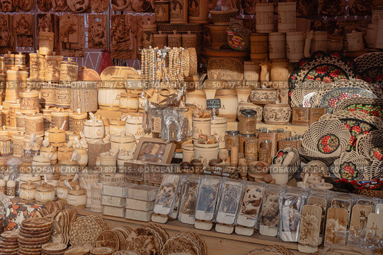 Handicrafts made of birch bark and wood. Souvenir thematic products on shelves of city market in Viborg. Редакционное фото, фотограф Мария Паина / Фотобанк Лори