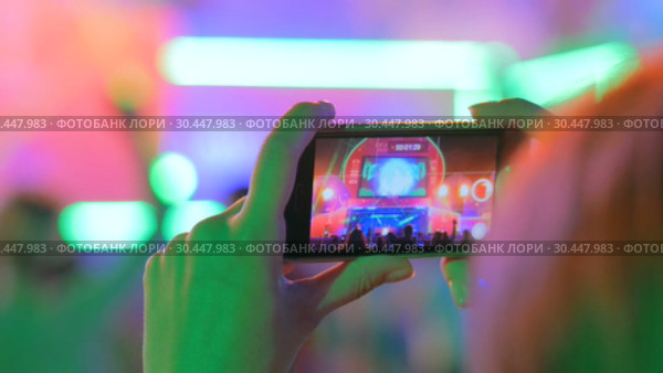 Hands silhouette recording video of live music concert with smartphone. Стоковое видео, видеограф Aleksey Popov / Фотобанк Лори