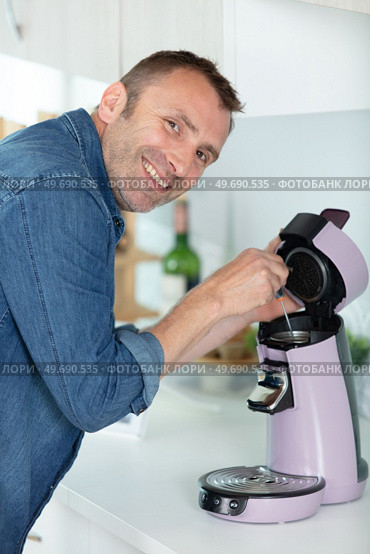 handsome bearded man is making a coffee. Стоковое фото, агентство Ingram Publishing / Фотобанк Лори