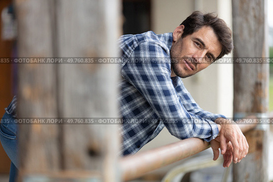 handsome young happy man posing. Стоковое фото, агентство Ingram Publishing / Фотобанк Лори
