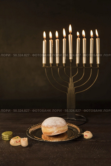 hanukkah snack symbols table. Стоковое фото, агентство Ingram Publishing / Фотобанк Лори