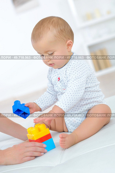 happy baby playing in the constructor. Стоковое фото, агентство Ingram Publishing / Фотобанк Лори