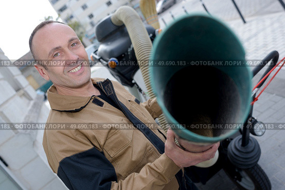 happy dustman with leaf blower. Стоковое фото, агентство Ingram Publishing / Фотобанк Лори