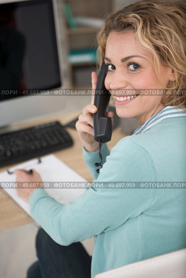 happy exited pretty woman working at office. Стоковое фото, агентство Ingram Publishing / Фотобанк Лори