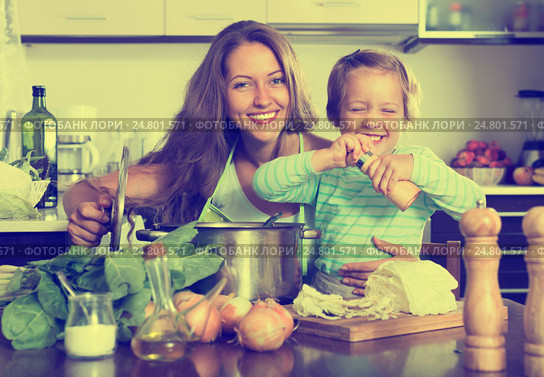 Happy family cooking soup. Стоковое фото, фотограф Яков Филимонов / Фотобанк Лори