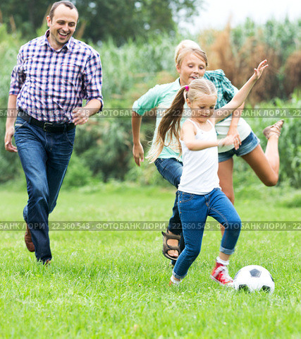 happy family playing the ball. Стоковое фото, фотограф Яков Филимонов / Фотобанк Лори