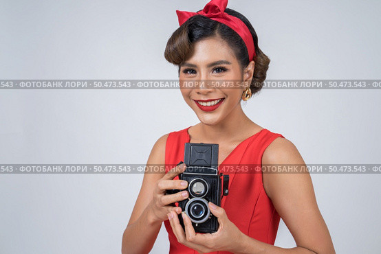 Happy fashion woman photographer hands holding retro vintage camera. Стоковое фото, агентство Ingram Publishing / Фотобанк Лори