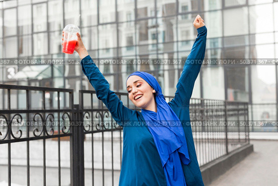 happy girl wearing hijab. Стоковое фото, агентство Ingram Publishing / Фотобанк Лори